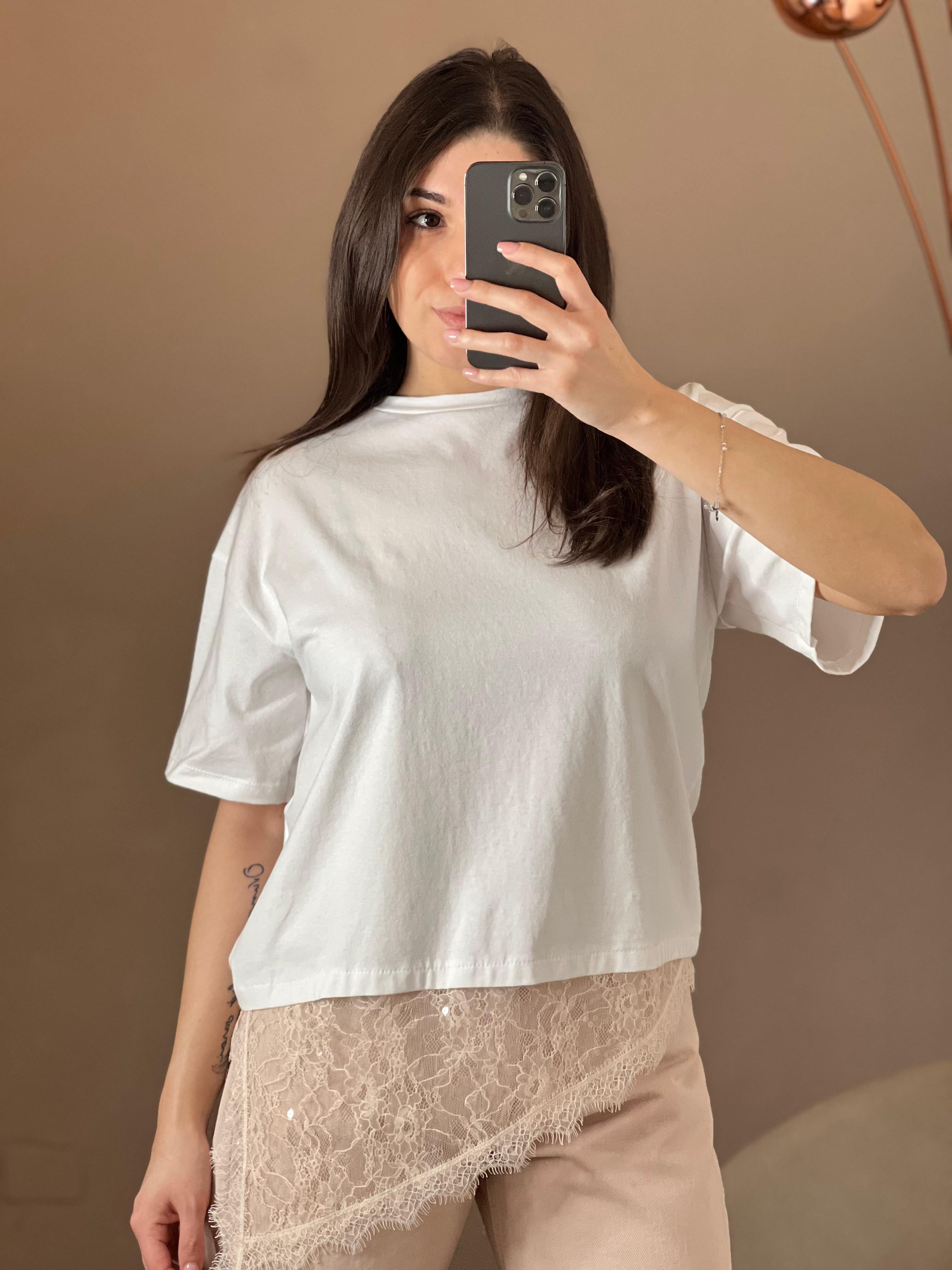 T-shirt over bianca con pizzo e paillettes sul fondo - Kikisix
