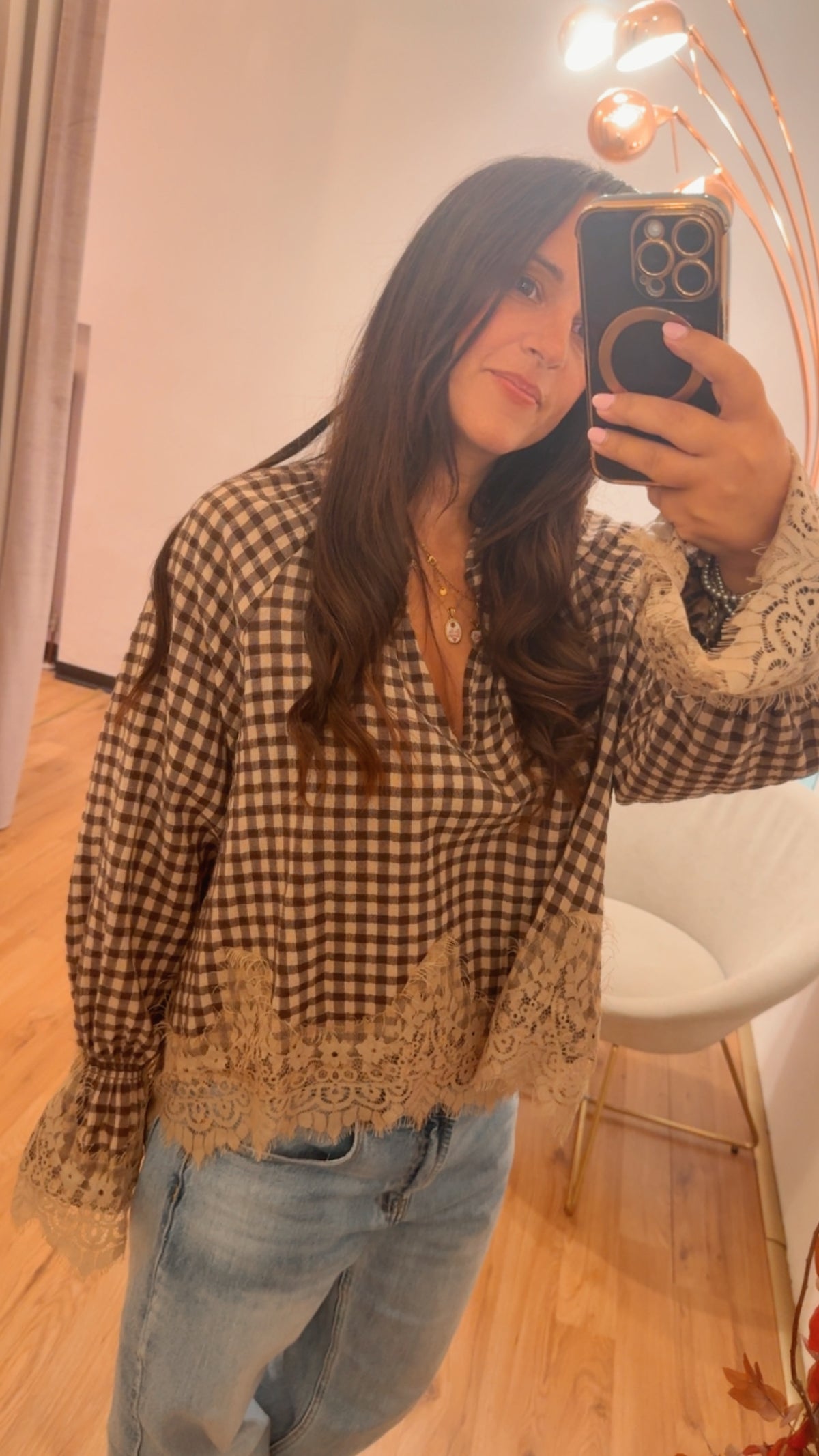 Camicia check scollo V e inserti in pizzo