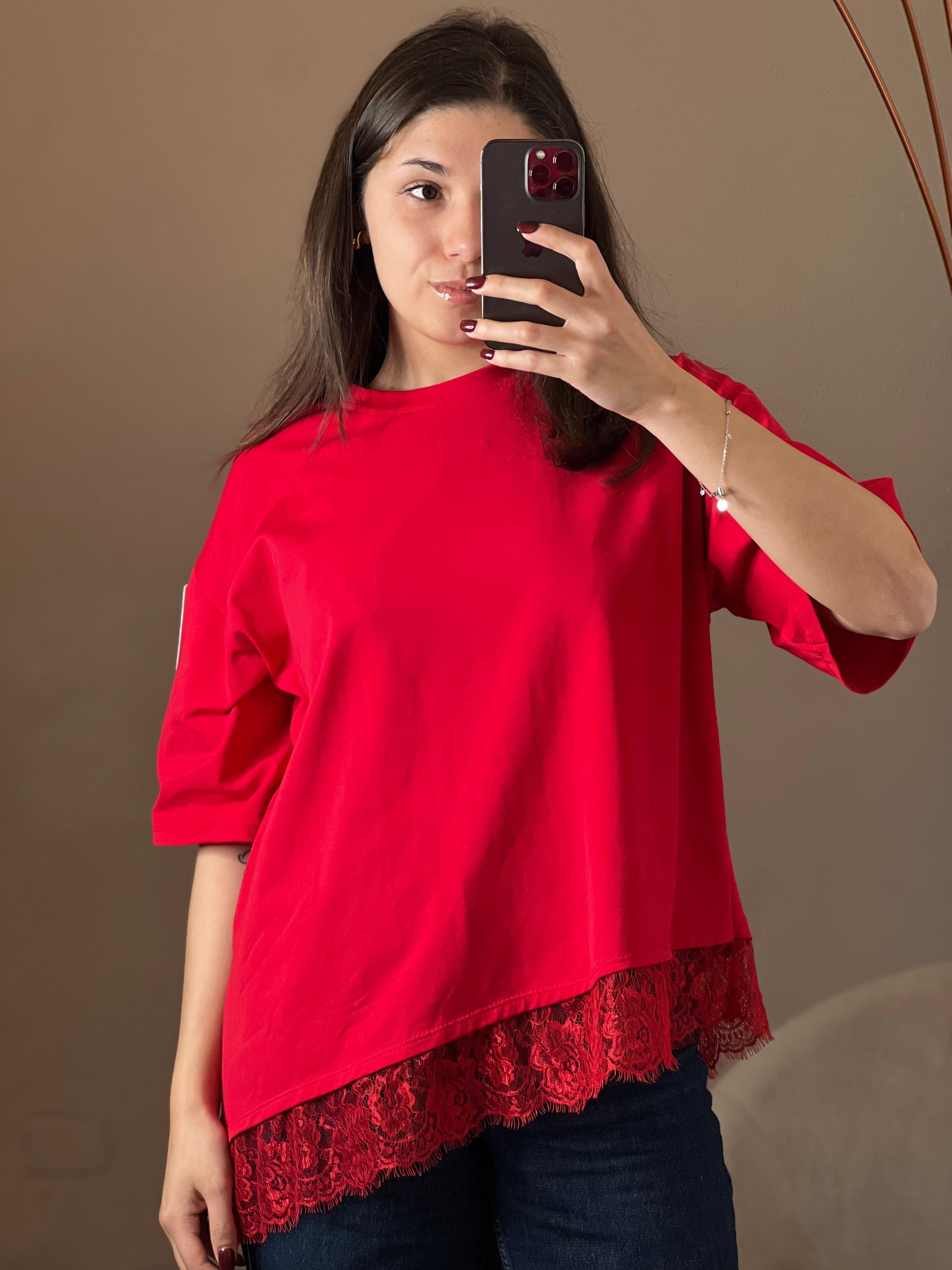 T-shirt rossa over con pizzo asimmetrico