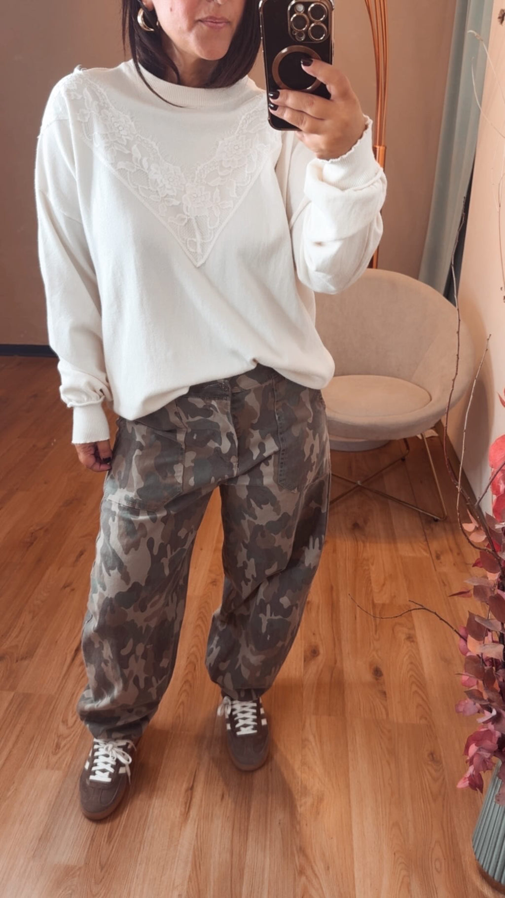 Pantalone mimetico con tasche sul davanti ed elastico in vita solo sul retro
