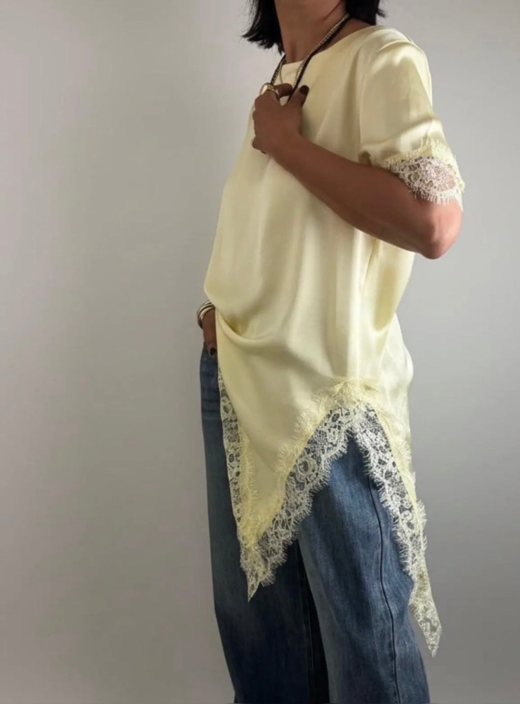 T-shirt satin spacco laterale e pizzo