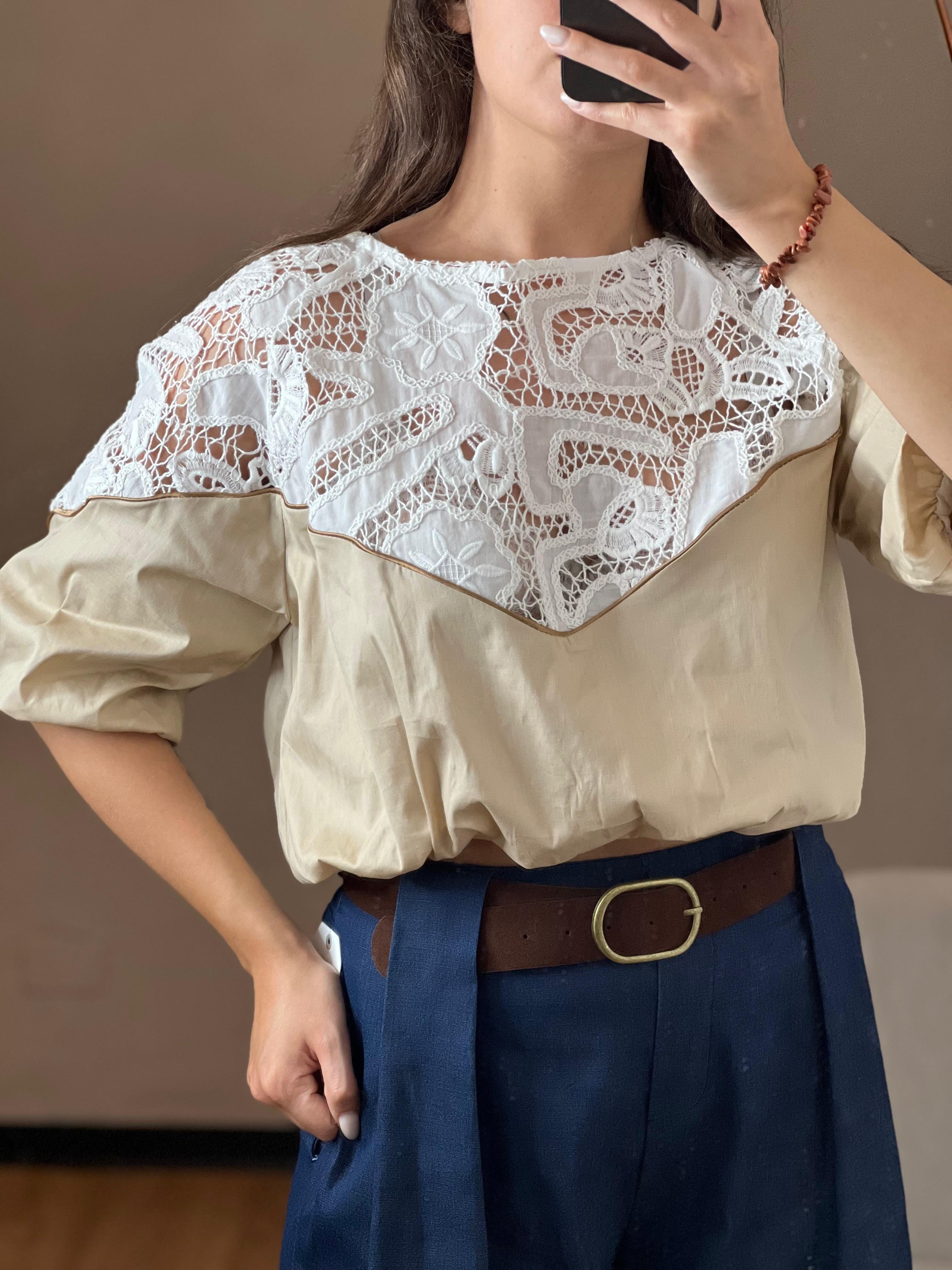 T-shirt crop con pizzo macrame’