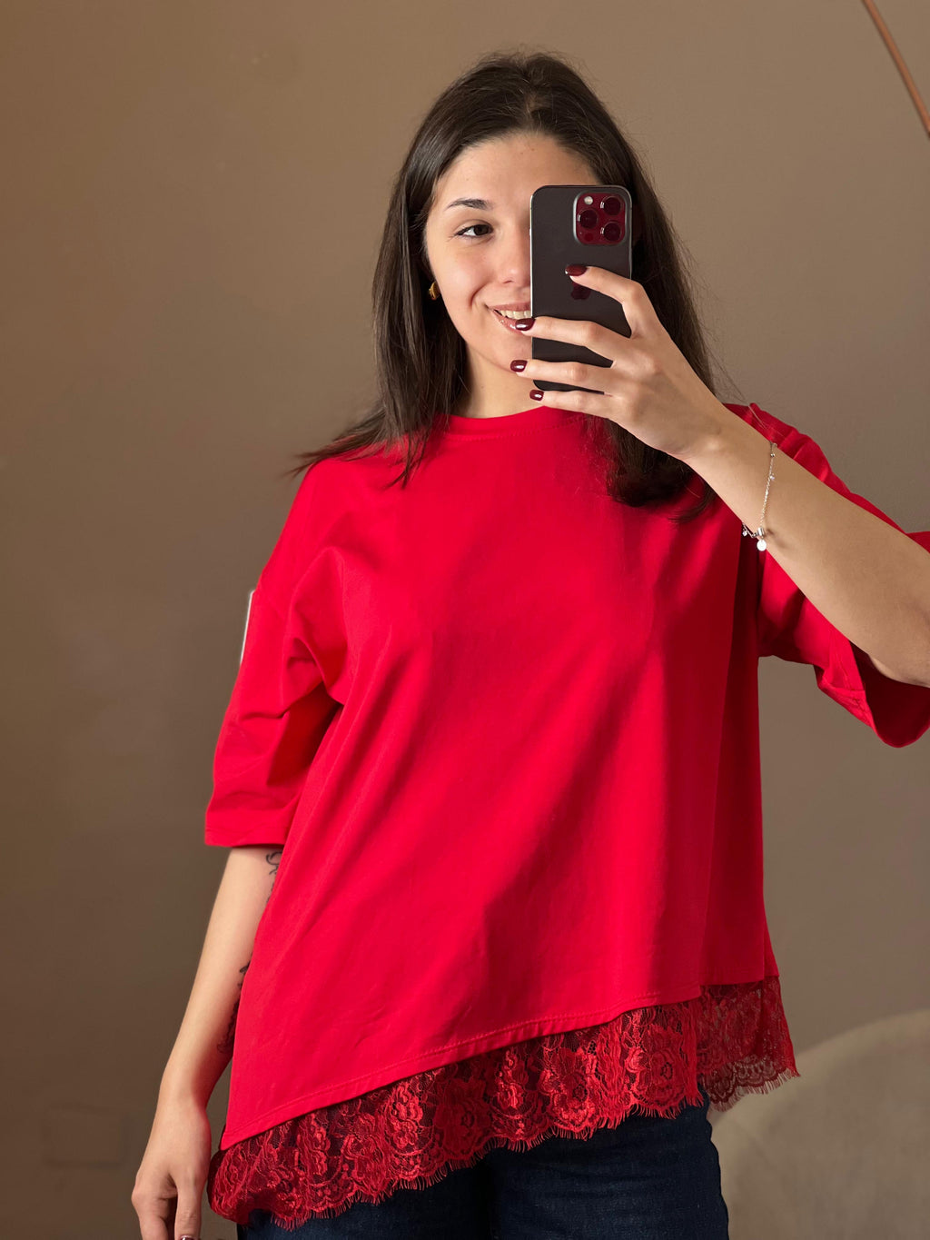 T-shirt rossa over con pizzo asimmetrico