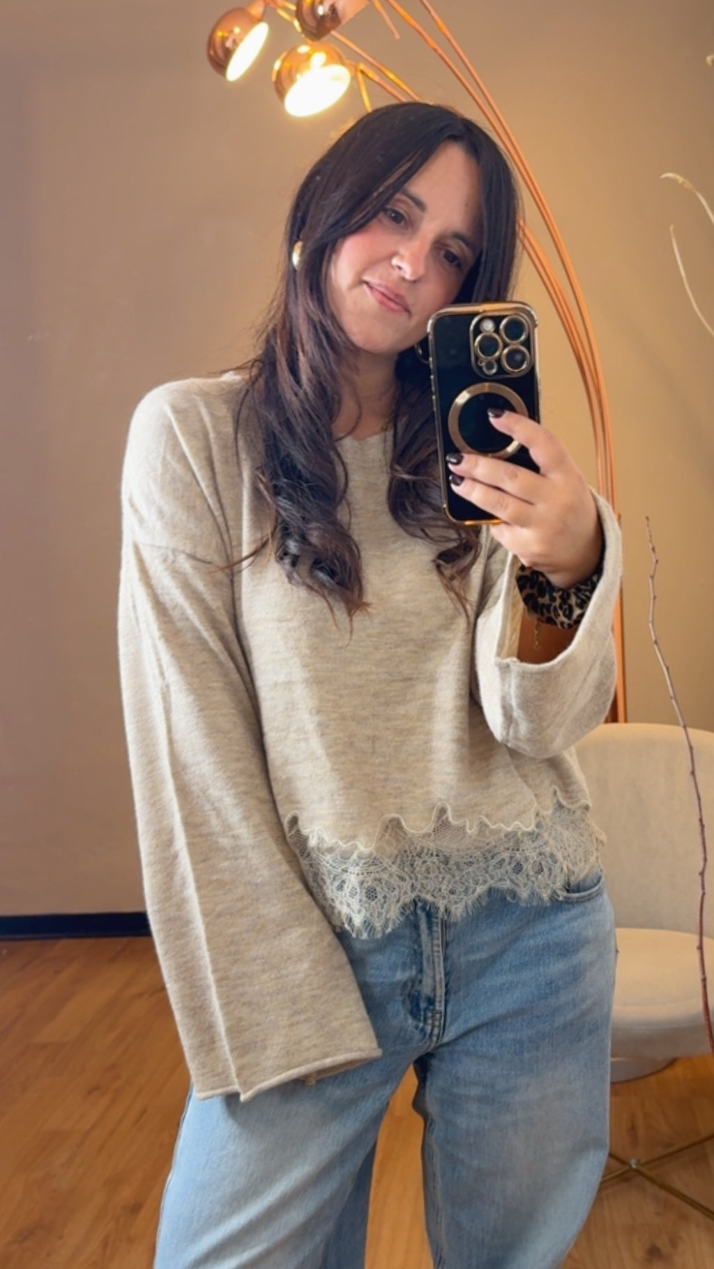 Maglia crop con pizzo sul fondo e manica campana