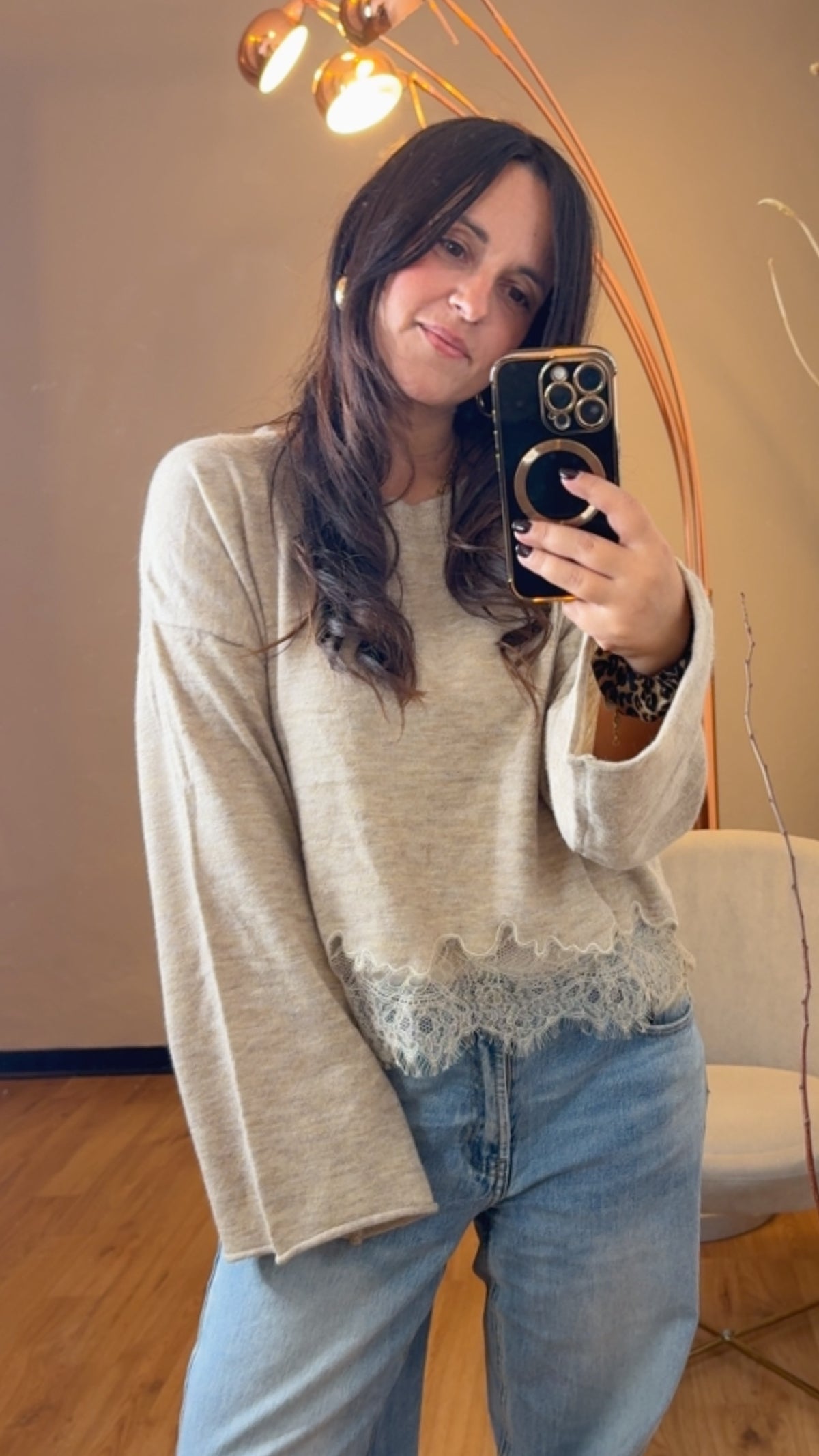 Maglia crop con pizzo sul fondo e manica campana