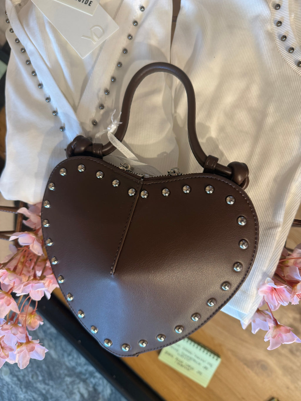 Borsa cuore con borchiette