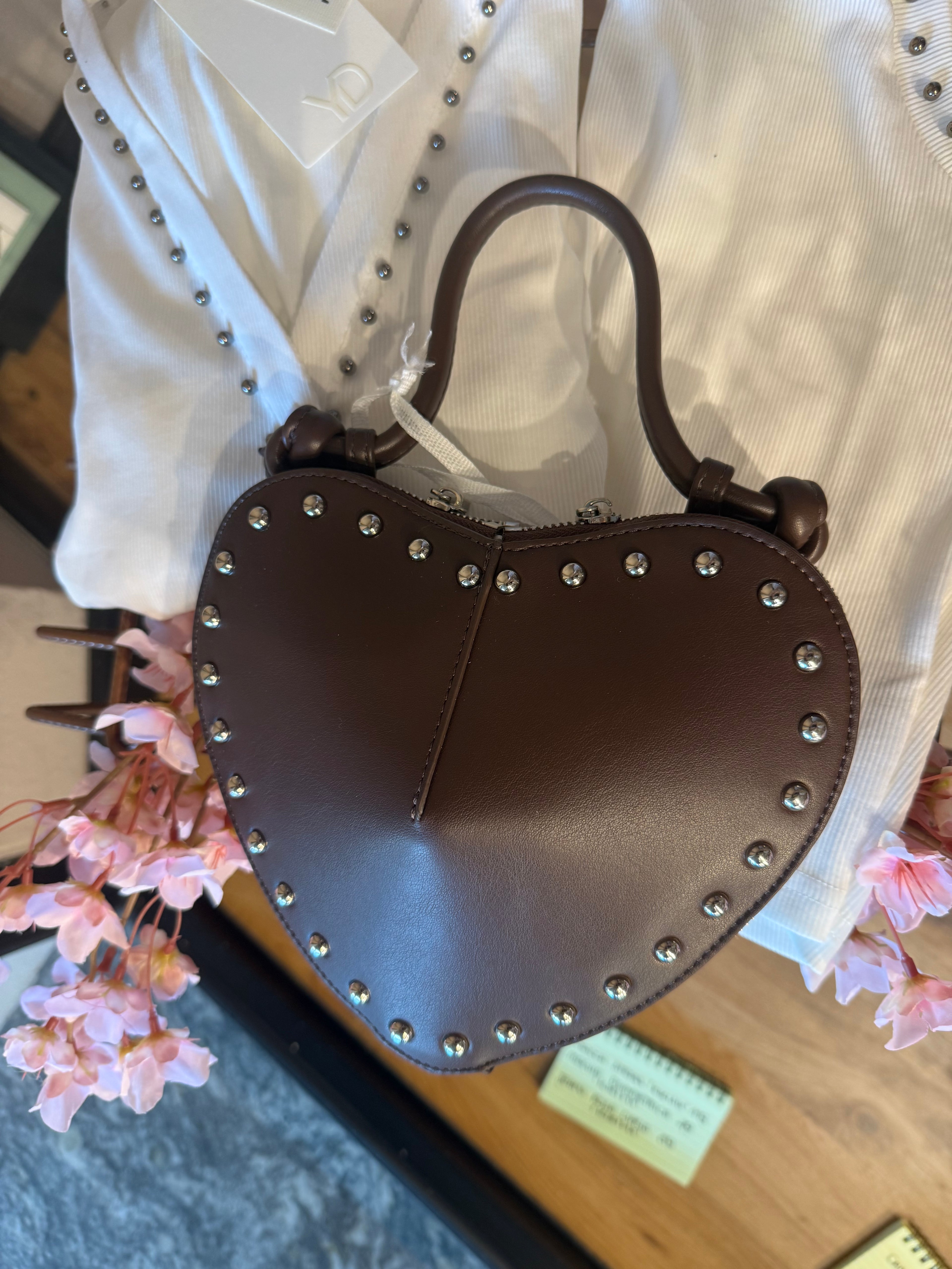 Borsa cuore con borchiette