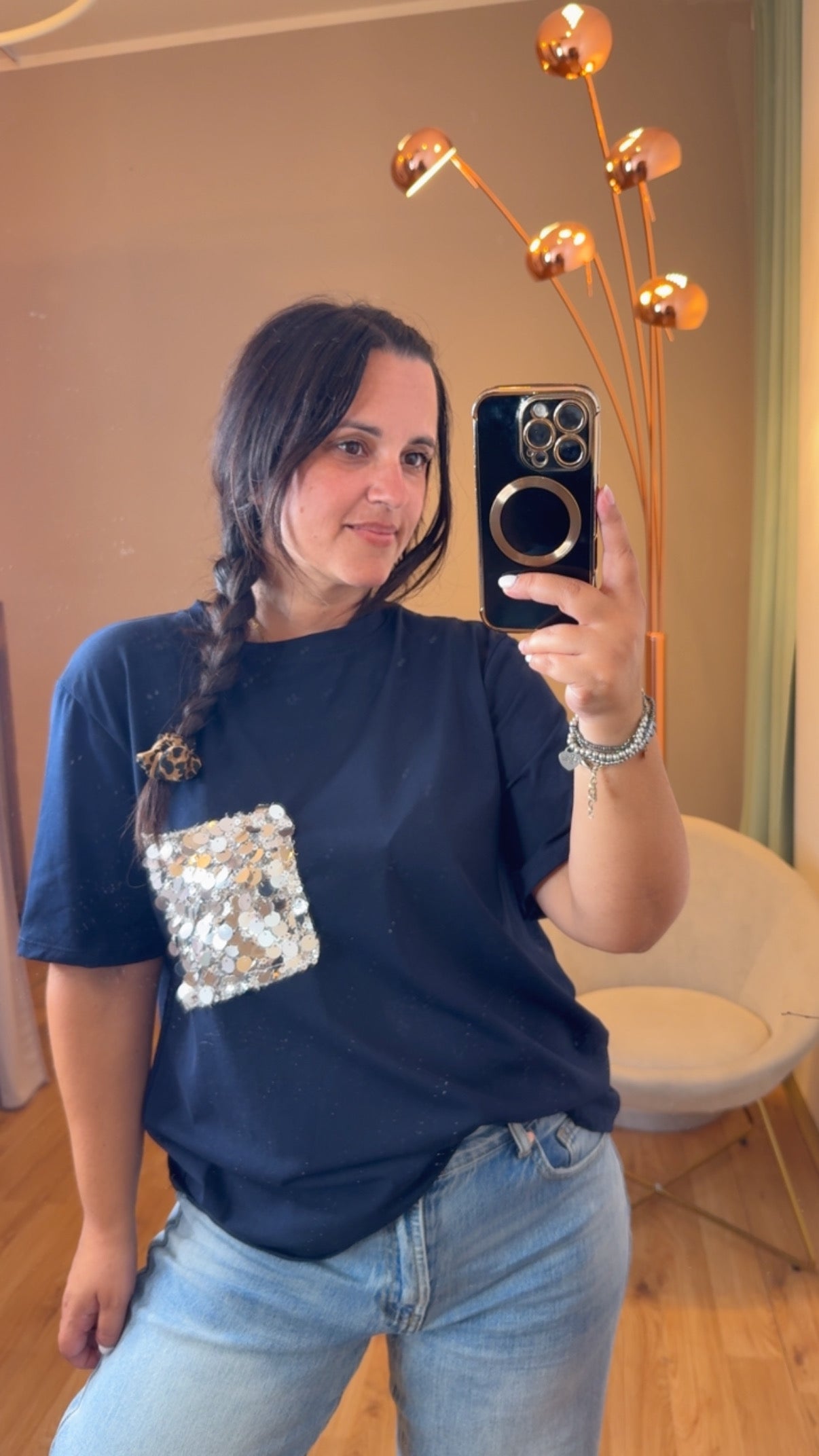 T-shirt blu con taschino in paillettes argento