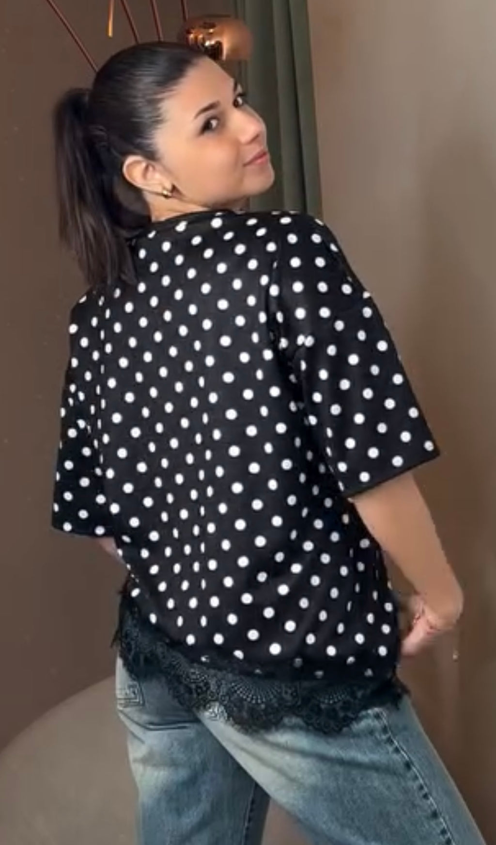T-shirt viscosa a pois con pizzo asimmetrico sul fondo