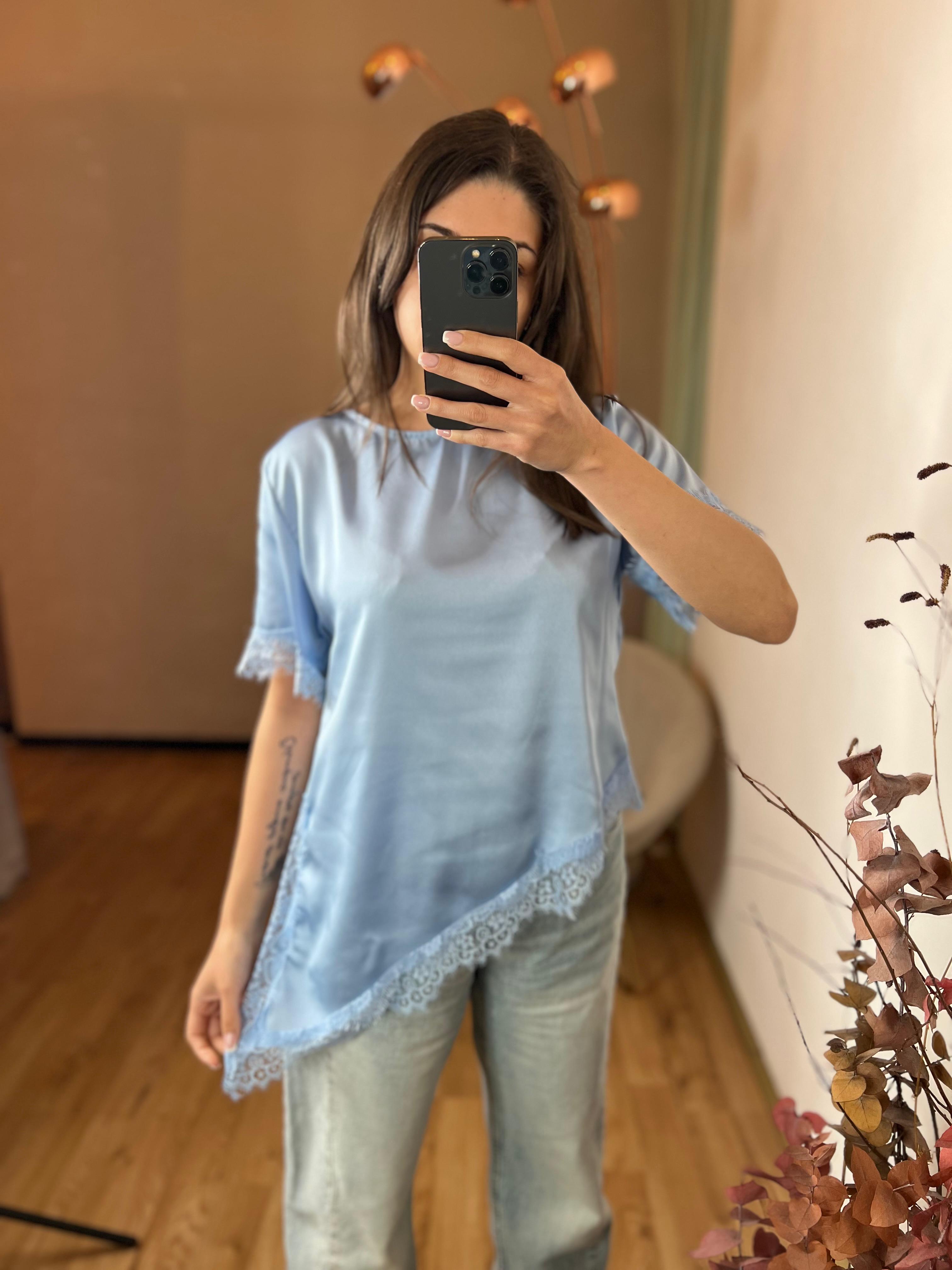 T-shirt simil raso e pizzo azzurra
