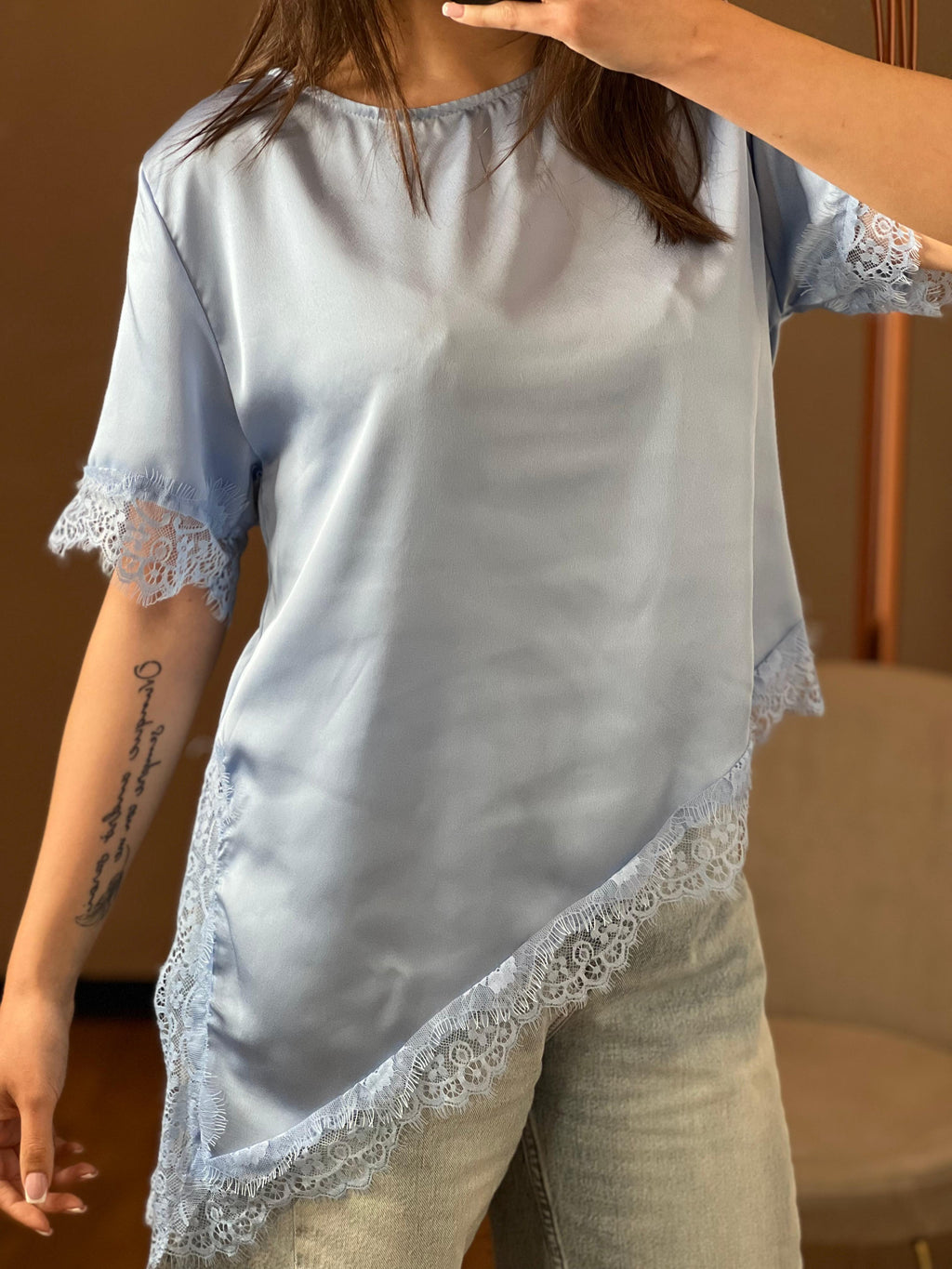 T-shirt simil raso e pizzo azzurra