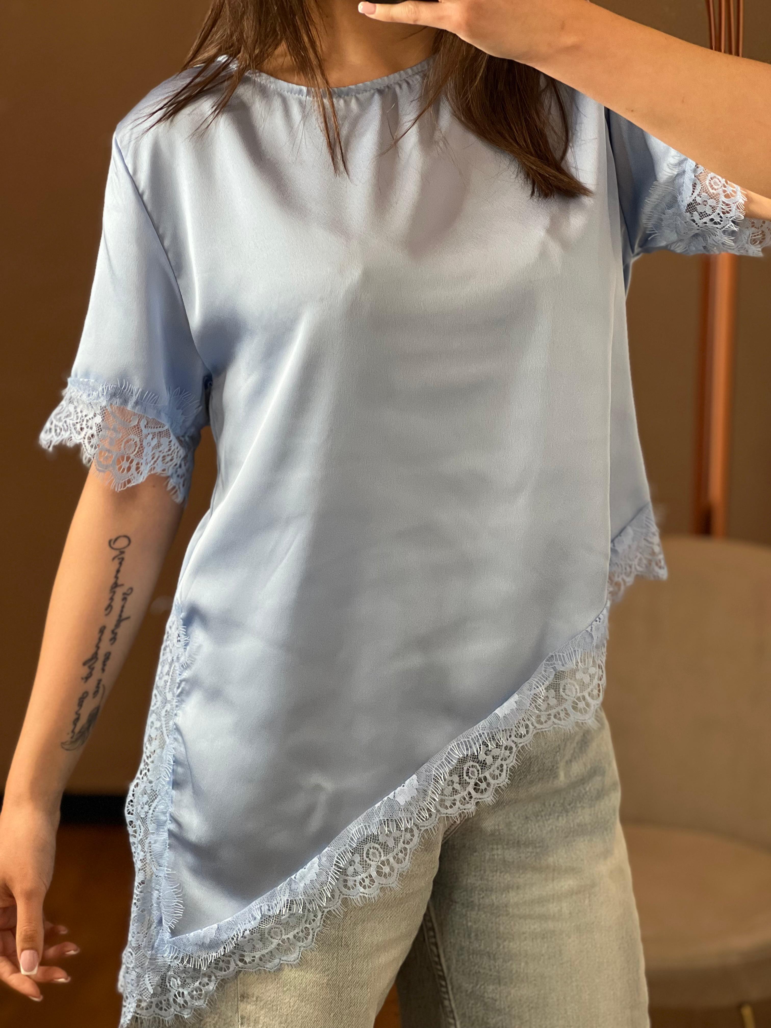 T-shirt simil raso e pizzo azzurra