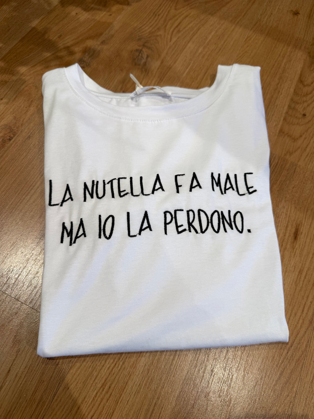 T-shirt ricamata “la Nutella fa male ma io la perdono”