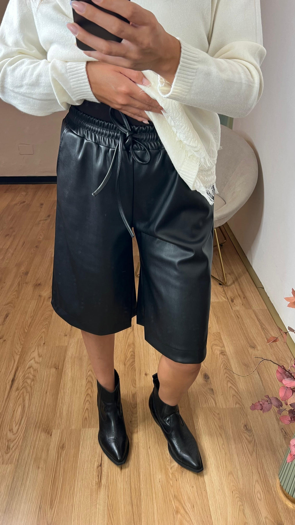 Bermuda ecopelle nero con coulisse