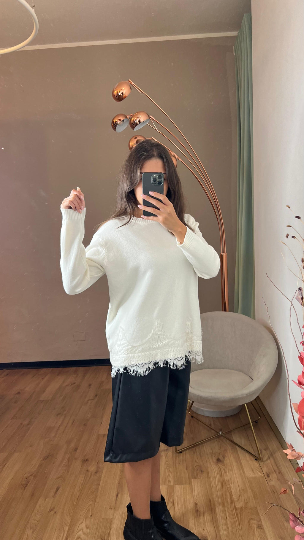 Maglia bianca girocollo con inserti in pizzo sul fondo