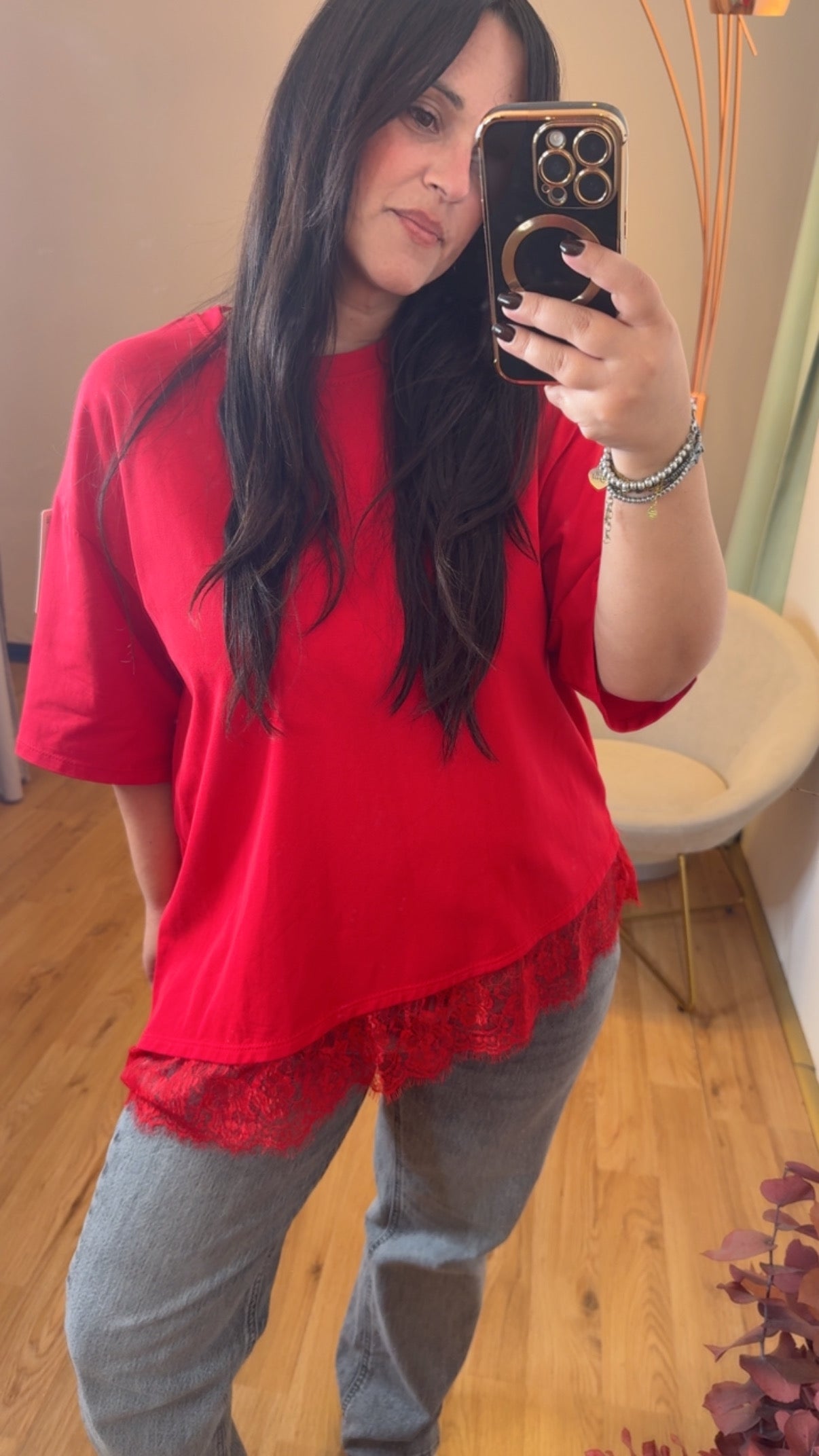 T-shirt rossa over con pizzo asimmetrico