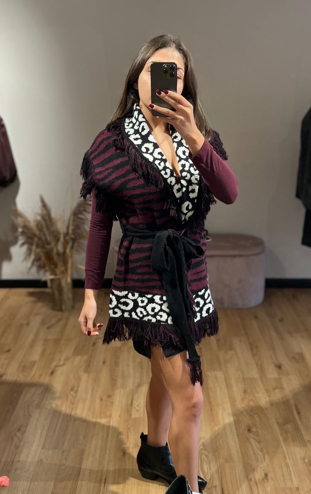 Gilet con cinta color vino